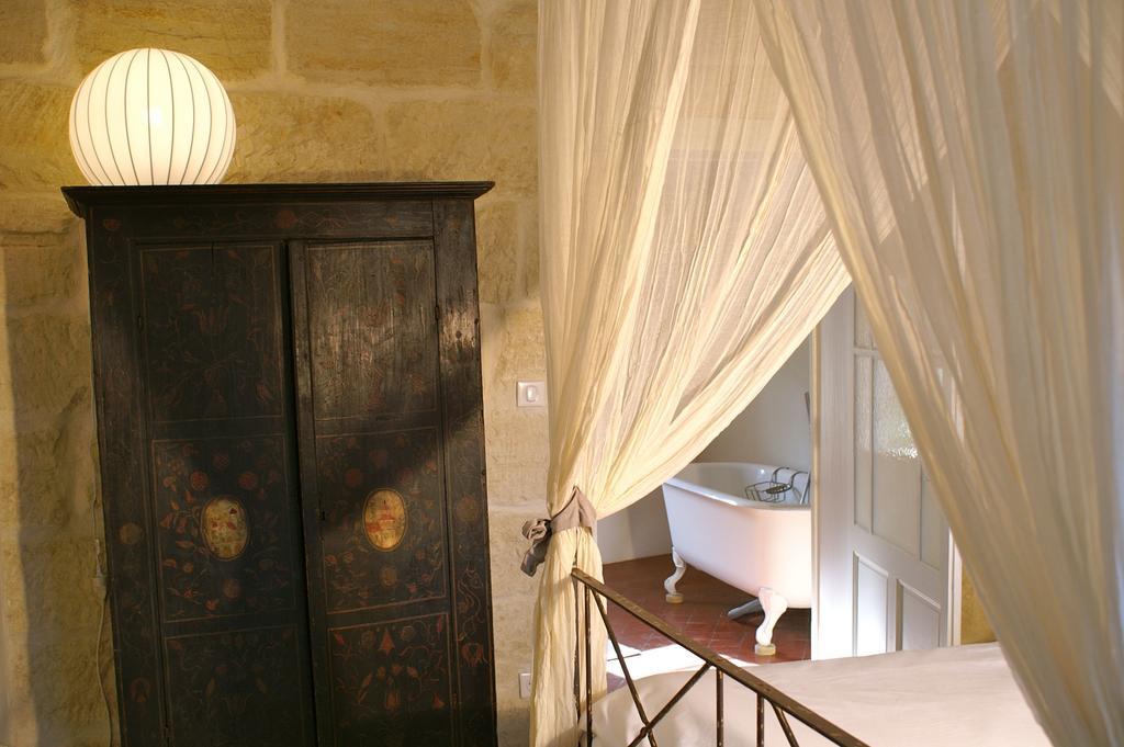 La Maison Rouge D'Uzes B&B Exterior foto